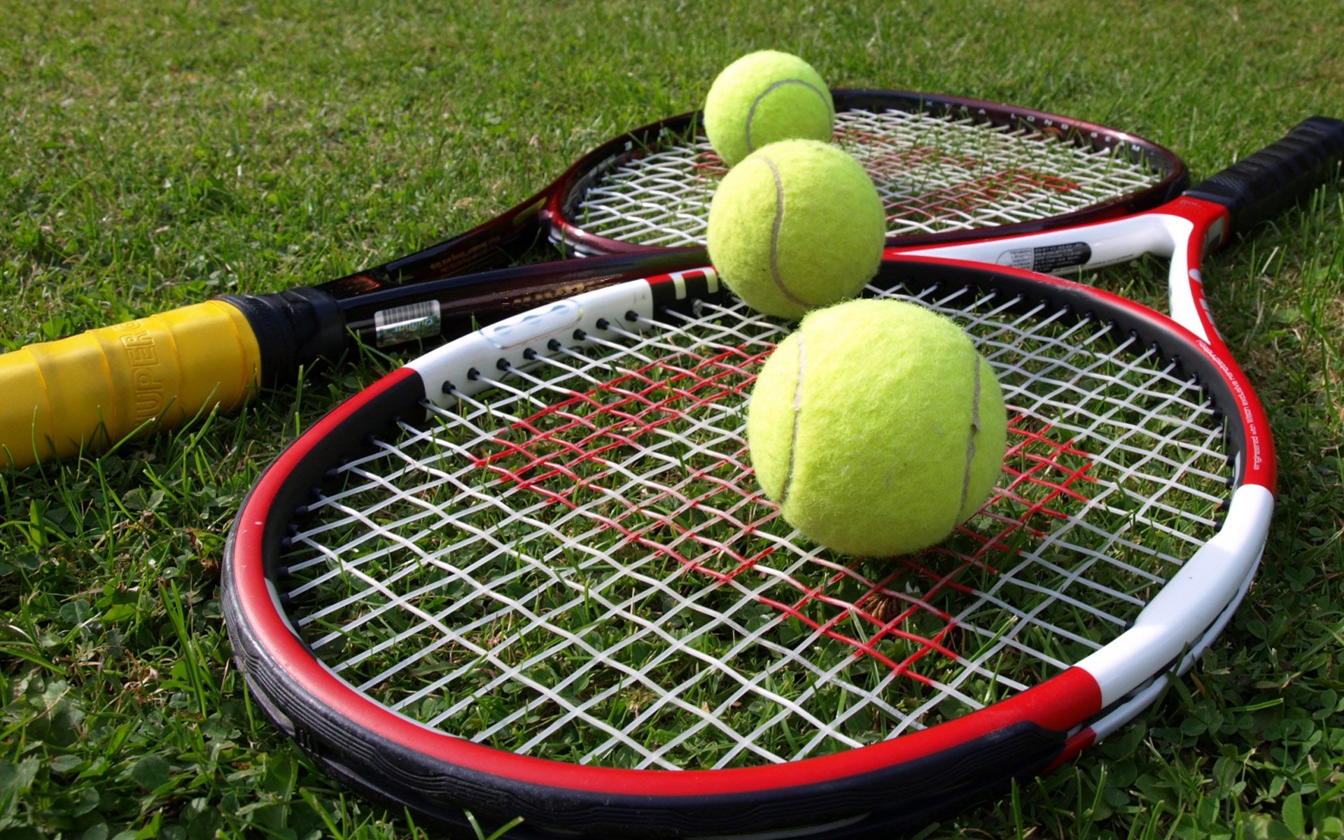 tennis racket and balls kept on the ground