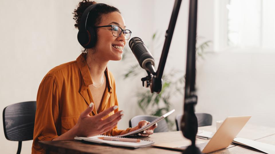 How to Start a Podcast in 2023: A Step-by-Step Guide for Beginners