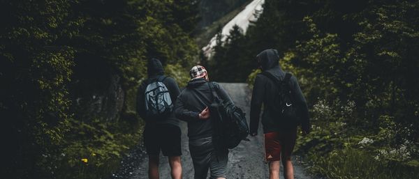 5 Essentials to Go Hiking with Friends